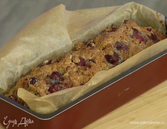 Выпекать кекс в разогретой духовке 40 минут.