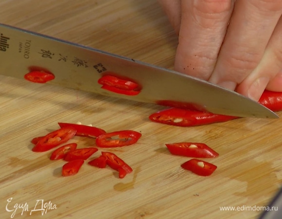 Перец чили мелко нарезать вместе с семенами.