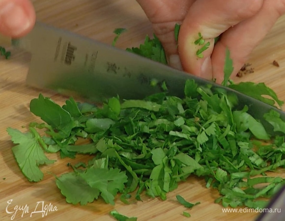 Кинзу мелко порубить.