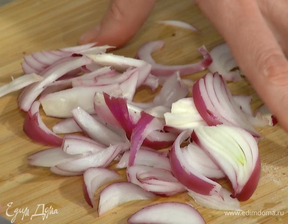 Красный лук почистить и нарезать тонкими полукольцами.