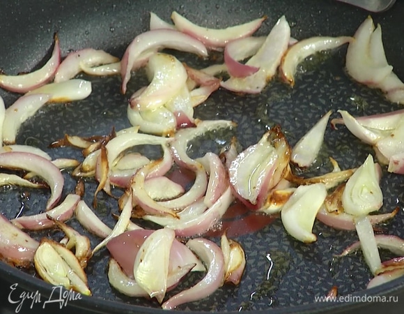 Разогреть в сковороде оставшееся оливковое масло и пожарить лук до золотистого цвета.