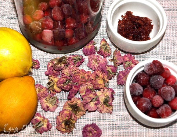 Подготовить все необходимые продукты. Нам нужны цветы чайной розы (в сухом виде 10 г, свежие — 30 г), варенье или джем из розы. Клюкву можно взять замороженную или свежую. Подсластитель используйте, если необходимо, по своему вкусу.