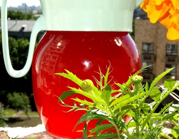 Достать из холодильника настой. Процедить, хорошо отжать клюкву с розой. И еще раз процедить. На этом этапе уже получается вкусный напиток, готовый к употреблению.