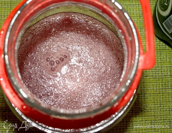 Из двух лимонов выдавить сок. Добавляем в процеженный напиток порошок стевии (используйте любой подсластитель по своему вкусу), лимонный сок, минеральную воду. Отрегулируйте лимонный сок и подсластитель по своему вкусу. Напиток готов!