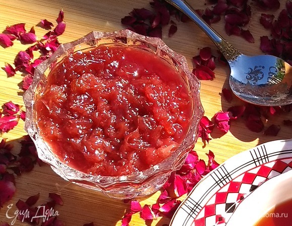 Джем из крымской чайной розы я варила в прошлом году. Его и использовала для лимонада.