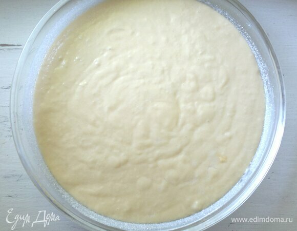 Выложить тесто в форму.