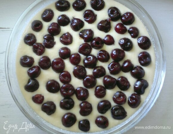 На тесто распределить ягоды черешни. Сильно черешню не утапливайте в тесте, ягоды и так сами немного осядут, а тесто поднимется. Поставить форму в духовку, разогретую до 180°C, на 35–40 мин. Ориентируйтесь на возможности своей духовки. Готовность проверить деревянной палочкой, она должна выходить сухой из середины пирога.