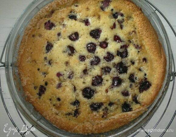 Готовый пирог достать из духовки. Немного остудить, аккуратно выложить на решетку и остудить до комнатной температуры.