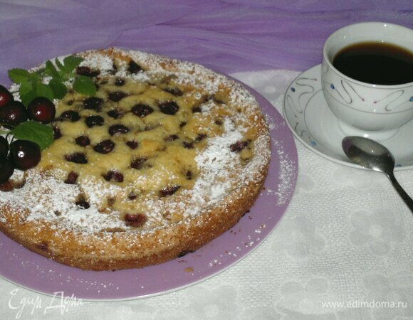 Подать пирог к завтраку вместе с кофе или чаем.