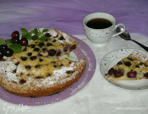 Разрезать пирог с черешней на порции. Угощайтесь! Приятного аппетита!
