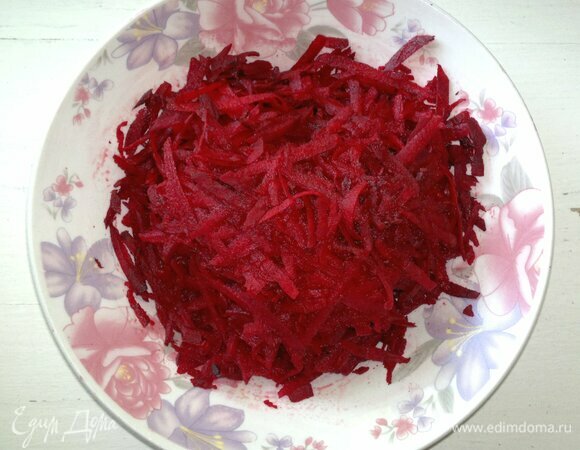 Свеклу очистить, помыть, обсушить, натереть на крупной терке.