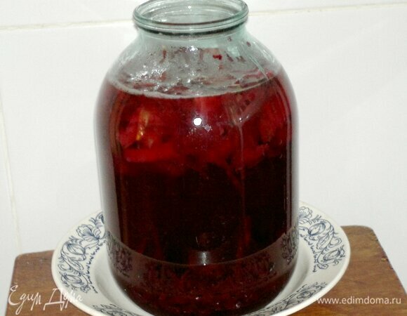 Воду вскипятить и остудить до теплого состояния. Налить в банку с ингредиентами для кваса теплую воду, перемешать.