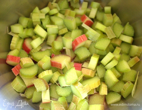 Нарезать не особо мелко. Высыпать в кастрюлю.