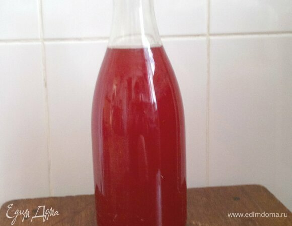 Когда брожение прекратится, квас процедить, разлить по бутылкам. В каждую бутылку положить по несколько изюминок. Поставить квас в холодильник на 2 дня.