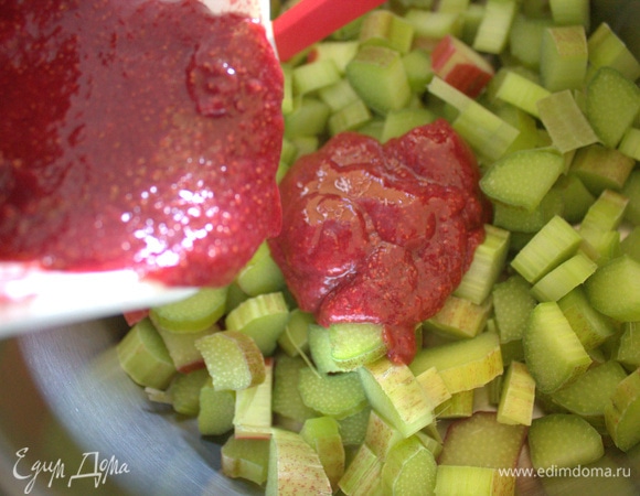 Добавила перетертую бруснику с сахаром. Можно любые яркие ягоды.