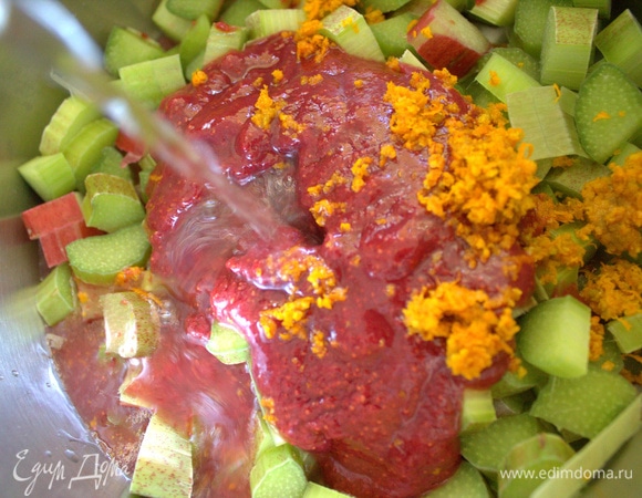 Влить воду и поставить на огонь.