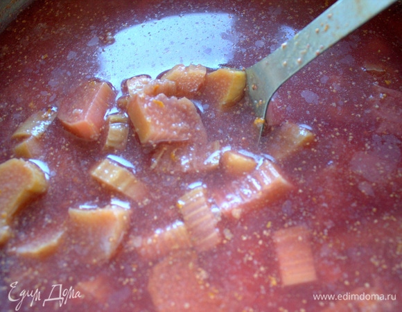 Варить при медленном кипении минут 5, выключить.