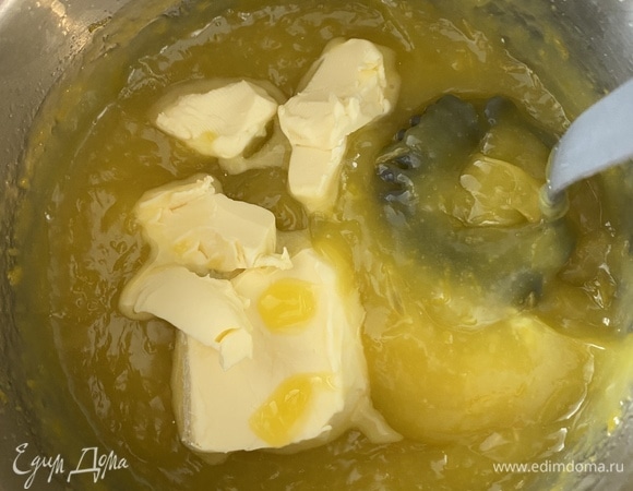 Для лимонной начинки все ингредиенты, кроме сливочного масла, смешать венчиком в сотейнике с толстым дном и варить на медленном огне до загустения. Убрать с огня, добавить сливочное масло, перемешать до однородной консистенции. Процедить через сито, накрыть пленкой в контакт, охладить.