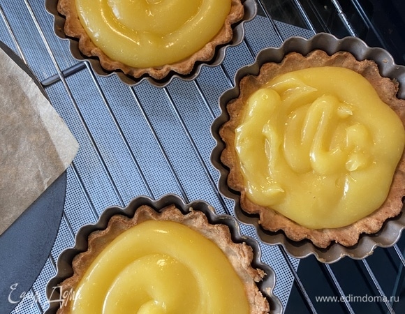 Достать формочки, выложить лимонную начинку.