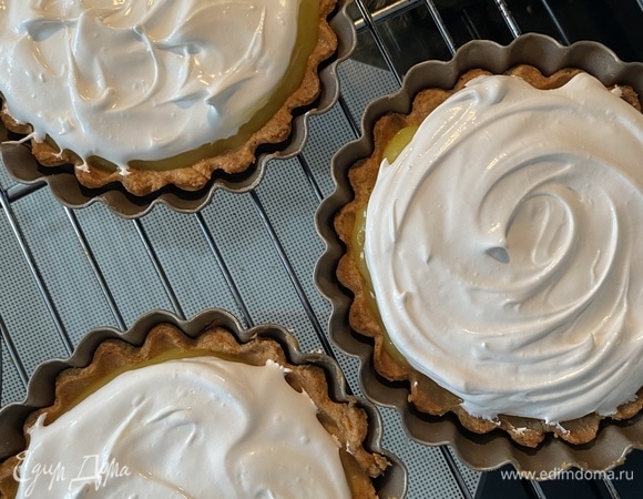 Сверху смазать взбитой меренгой . Для этого нужно взбить белок с сахаром до состояния крепкой пены. Выпекать еще 15–20 мин. при 140°C.