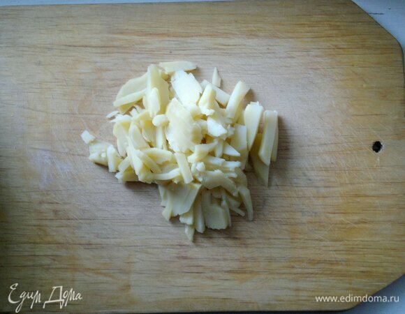 Хлебный квас заранее поставить в холодильник для охлаждения. У меня домашний квас. Вареный картофель нарезать короткой соломкой.