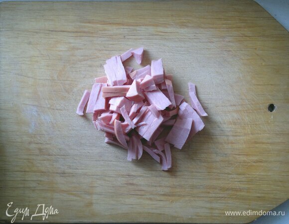 Вареную колбасу нарезать короткой соломкой.