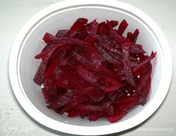 Вареную свеклу очистить, нарезать соломкой.