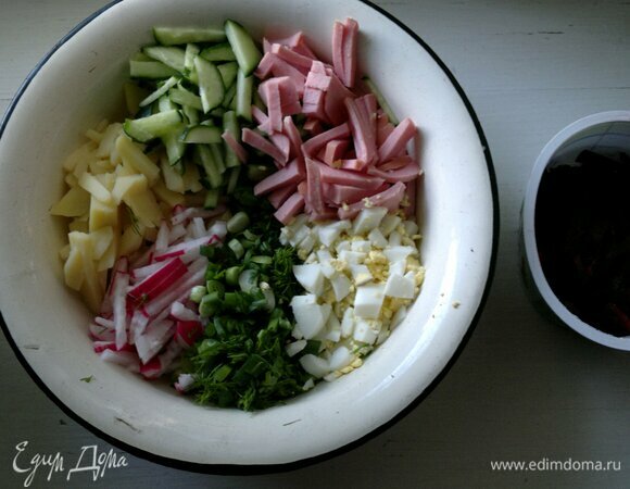 В миску сложить все нарезанные продукты, кроме свеклы.