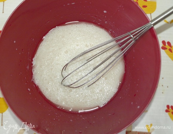 Духовку разогреть до 180°C. В миске соединить миндальное молоко, виски (можно заменить яблочным уксусом или лимонным соком), растительное масло, порошок стевии и соль. Взбить венчиком.