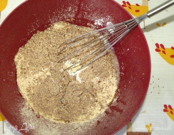 Нутовую муку просеять. Миндаль измельчить. Добавить к жидкой смеси нутовую муку, разрыхлитель и измельченный миндаль. Все хорошо перемешиваем.
