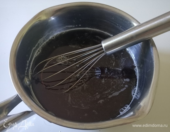 Сварить кофе. В сотейнике смешать воду, сахар и кофе. Поставить на огонь и дать закипеть.