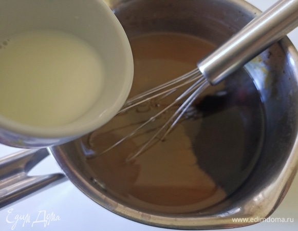 Снять с огня и добавить сливки. Перемешать. Остудить.