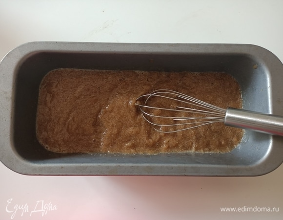 Остывшую жидкость перелить в железную емкость и поставить в морозильную камеру минимум на 6 часов. При этом каждые два часа необходимо доставать и с помощью венчика перемешивать.