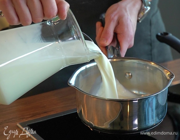 Добавьте к смеси часть молока и перемешайте. Вторую часть перелейте в сотейник и подогрейте.