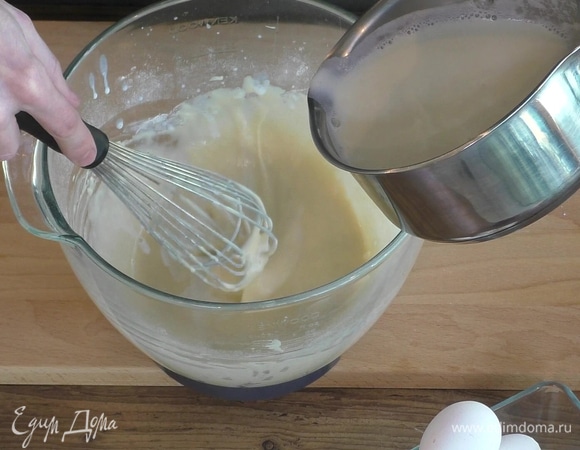 Горячее молоко влейте тонкой струйкой в тесто, постоянно помешивая. Добавьте оливковое масло и перемешайте. Тесто готово.