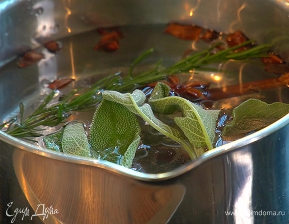 Для приготовления чая воду налейте в сотейник или кастрюлю. Добавьте специи, розмарин и шалфей и доведите до кипения. После этого добавьте ягоды облепихи, варите 2–3 минуты. Снимите с огня, немного помните ягоды вилкой. Добавьте 2 ч. л. черного чая и перелейте в чайник.