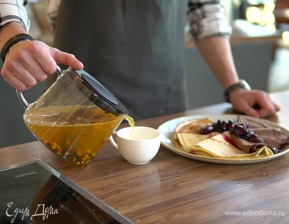 Блинчики выложите на тарелку и полейте ягодным соусом. Подавайте с чаем. Приятного аппетита!