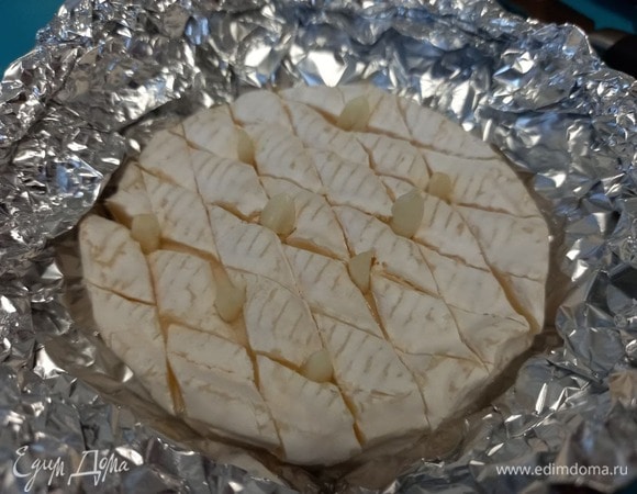 В разрезы произвольно вставляем нарезанные зубчики чеснока.