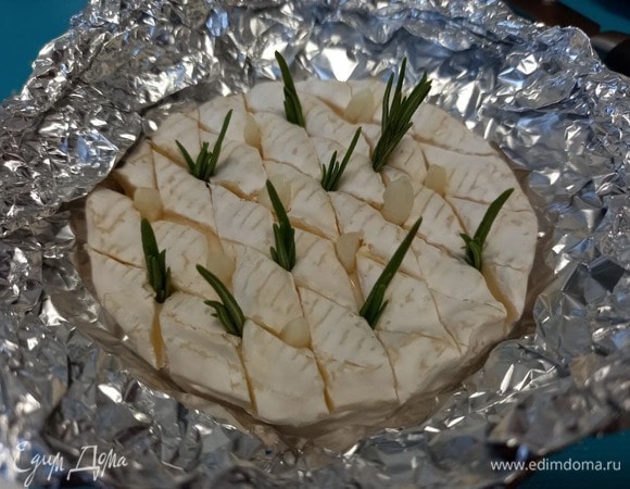 Втыкаем ранее снятые с веток листья розмарина.