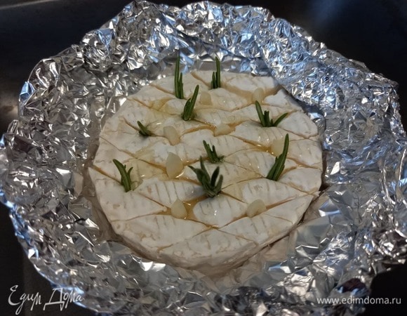 Поливаем сыр оливковым маслом (примерно 1 ч. л.).