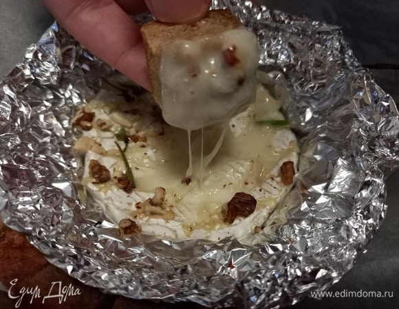 В духовке сыр приобретет аромат чеснока и розмарина, станет тягучим. Есть в горячем виде сразу же, макая хлеб в сыр.