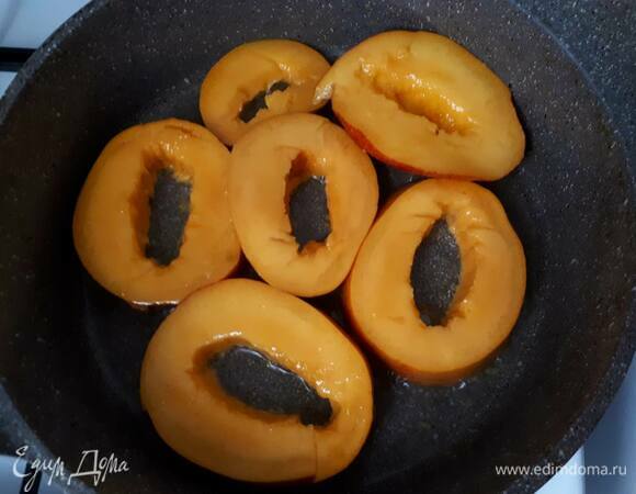 Разрежьте манго на кольца, удалив косточку. Выложите на разогретую сковородку, влейте на донышко кипящую воду и просушите манго с двух сторон на сильном огне. Затем выньте из сковородки, посыпьте крупной солью и отложите до лучших времен.