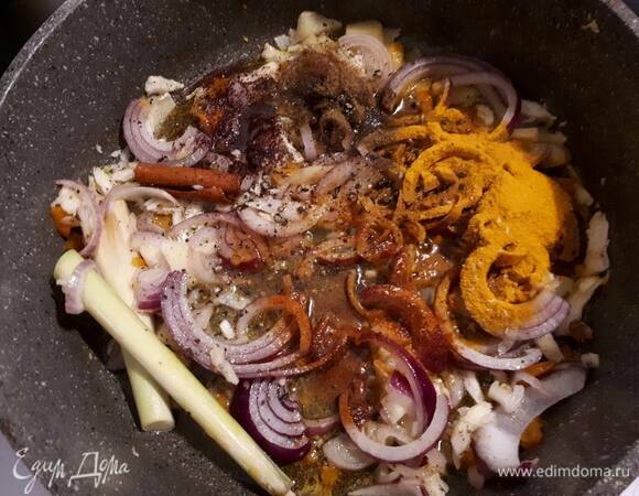 Нарежьте лук и имбирь, раздавите чеснок и лемонграсс, нарежьте перец чили тонкими кольцами и прожарьте на оливковом масле вместе со специями.