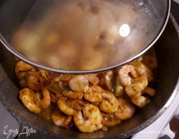 Затем добавьте креветки, перемешайте, влейте немного горячей воды (от того, сколько воды вы добавите, будет зависеть конечная консистенция карри, так что вам решать). Накройте крышкой и оставьте тушиться на слабом огне примерно 5 минут.