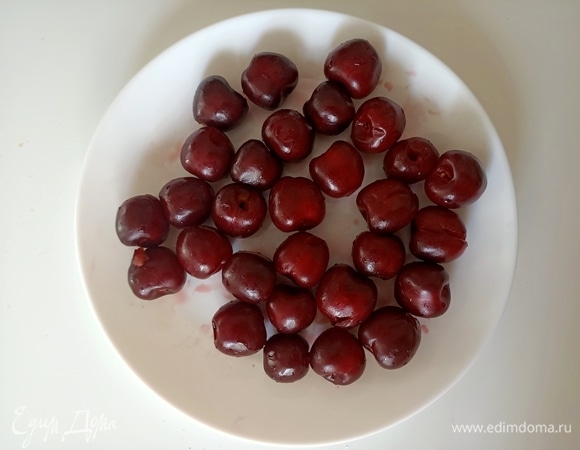 Черешню (вес в рецепте указан уже без косточек) промыть, удалить косточки.