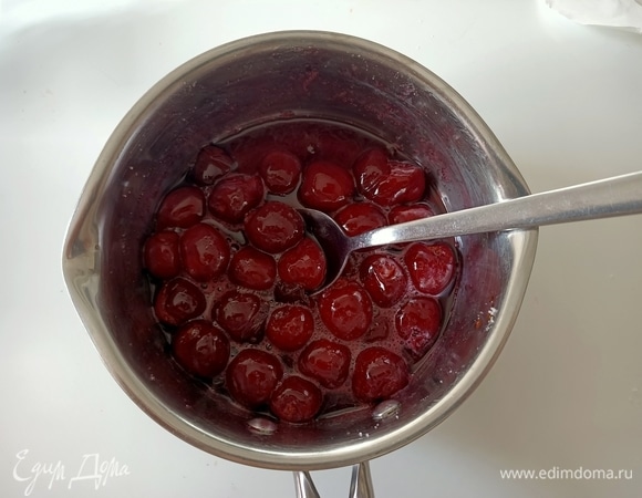 Поместить ягоды в сотейник, добавить сахар и перемешать, немного надавливая на фрукты. Поставить на огонь и дать закипеть. Остудить. Черешню можно оставить так (тогда мороженое у вас будет с кусочками фруктов) или же пробить блендером.