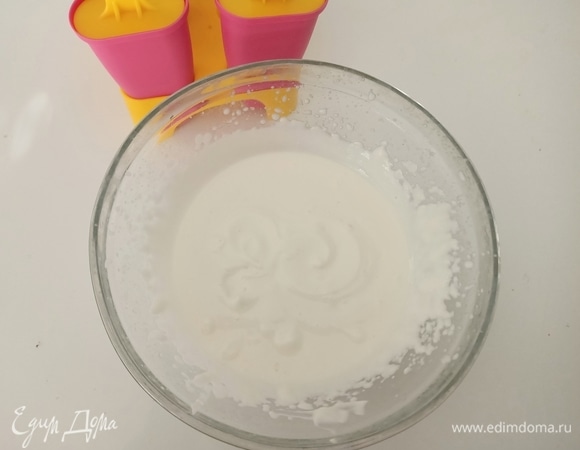 Греческий йогурт взбить с сахарной пудрой.