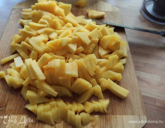 Существует большое количество сортов манго, и у меня здесь одно из крупных. Если у вас мелкое, возьмите 2 шт. Очистить манго и нарезать мелким кубиком. ¾ манго отложить для соуса и подачи, оставшуюся четверть отложить отдельно для добавления в качестве начинки. Тем временем приготовить рис в соответствии с инструкциями на упаковке. 