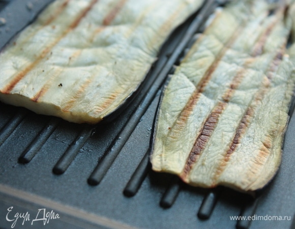 Сбрызните баклажаны небольшим количеством масла и обжарьте до готовности на сковороде-гриль. При желании баклажаны можно также запечь в духовке (в этом случае разрежьте их на половинки, оберните фольгой и запекайте при температуре 150–180°C до готовности, после чего снимите шкурку) или на решетке.