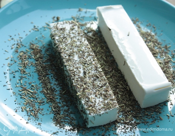 Нарежьте сыр и обваляйте его в сушеных травах: лучше всего подходит смесь итальянских или прованских трав. Нарежьте сыр небольшими кубиками.